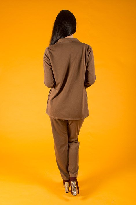 Уютная одежда в коричневом цвете. Kiara костюм брючный. Мокко одежда санкт петербург лого. Платье цвета мокко женский. Трикотажные костюмы для женщин с брюками.