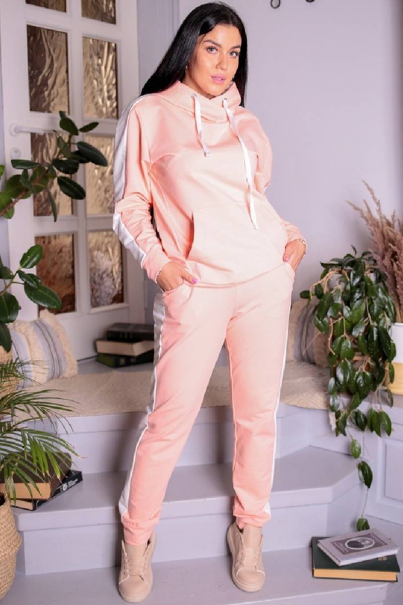 Персиковый спортивный костюм женский